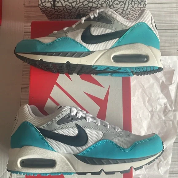 Women’s Nike - Picture 5 of 9